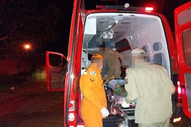 Policial impede assassinato atirando na perna de homem que havia agredido mulher e tentava matar o filho dela