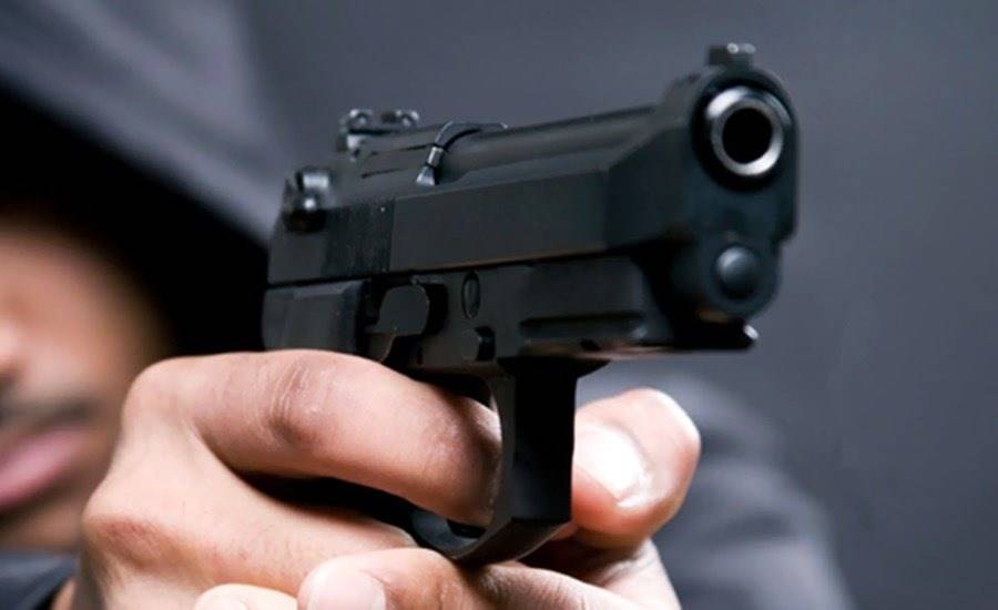 Homens armados assaltam casal, levando R$ 8 mil em dinheiro, além de cheques, moto e jóias