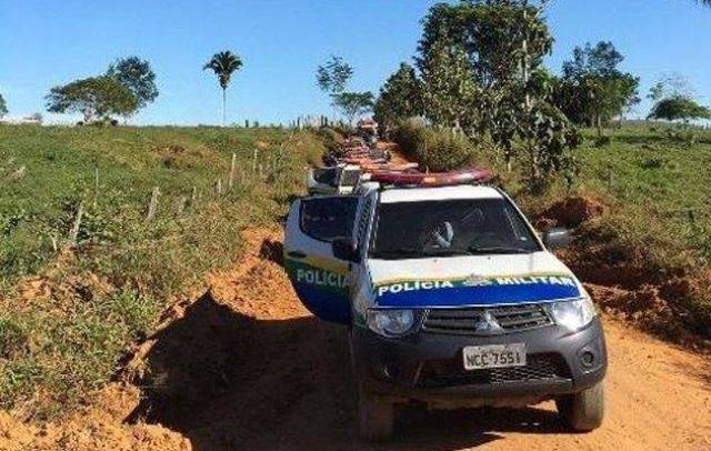 Sem-terra são acusados de incendiar casas em fazenda após reintegração de posse; motorista teria sido ameaçado de morte