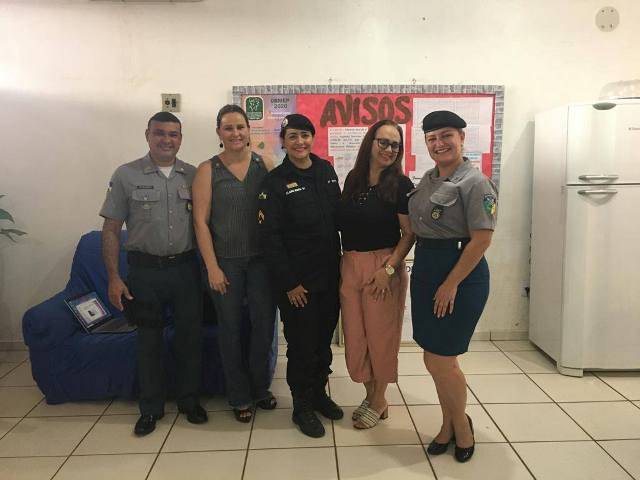Com presença de militares, escola pública aborda prevenção a drogas, sexualidade e gravidez na adolescência