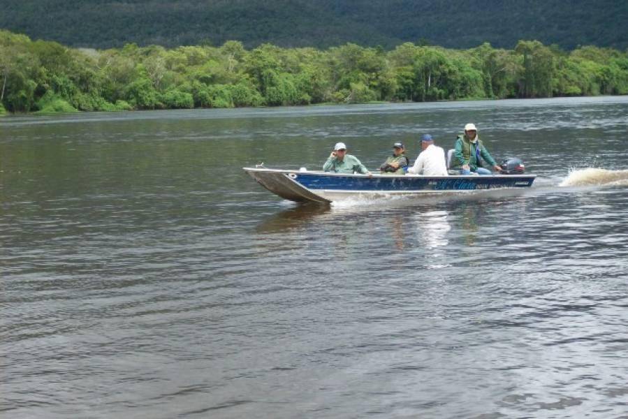 Em plena época do defeso, Polícia Ambiental flagra homem pescando no rio Guaporé e apreende “tralha”