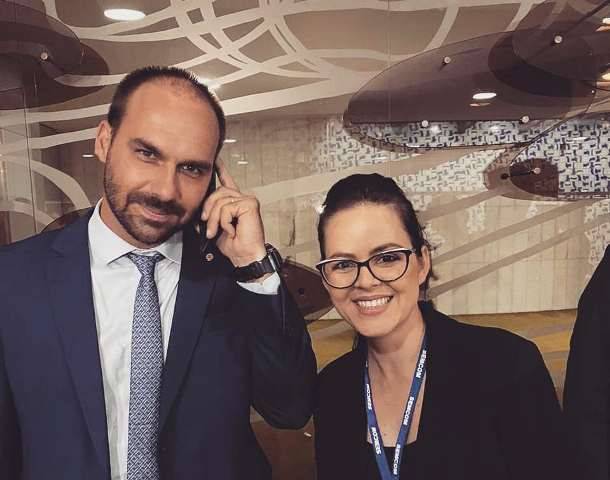 Jornalista vilhenense aproveita viagem a Brasília e “tieta” deputado que é filho do presidente Jair Bolsonaro