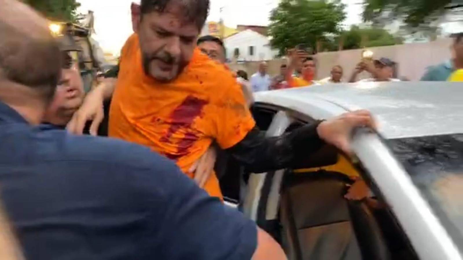 VEJA VÍDEO: senador cearense tenta entrar em batalhão da Polícia Militar com retroescavadeira e é baleado