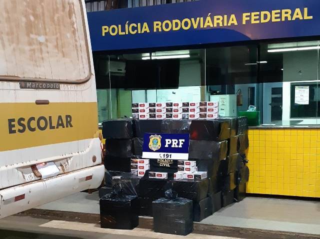 Irmãos são presos pela PRF na BR 364, usando ônibus escolar para contrabandear 34.500 maços de cigarros paraguaios