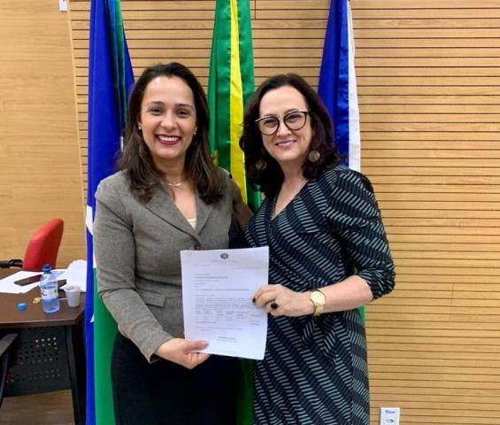Prefeita recebe das mãos da deputada Rosângela Donadon emenda de R$ 500 mil para investir na Saúde em Cerejeiras