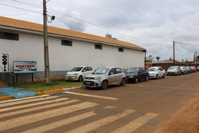 Motoristas de aplicativos buscam informações para se adequar a lei municipal que estabelece novas regras para o serviço