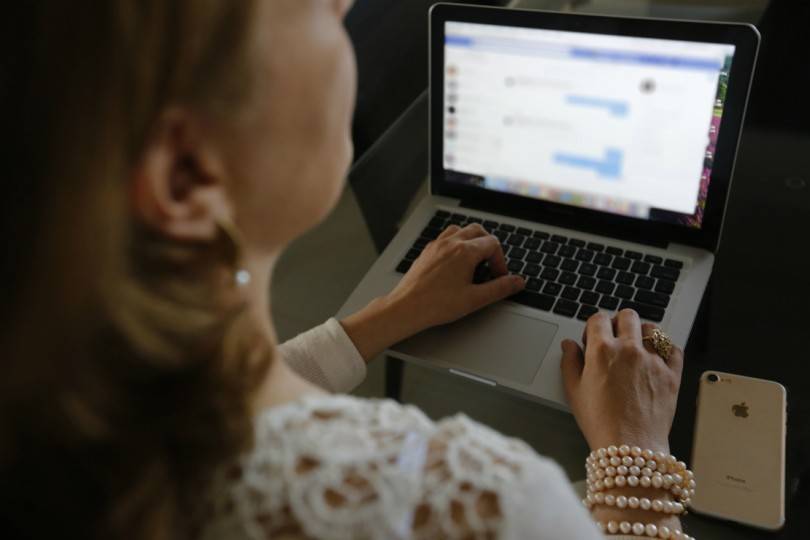 Mulher de 42 anos perde mais de R$ 20 mil ao cair em golpe de “namorado” que havia conhecido no Facebook