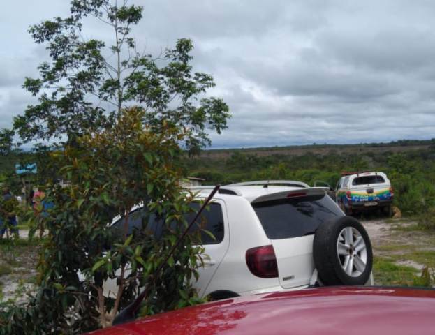 Homem aciona a polícia e acaba preso, suspeito de ter participado da morte do próprio irmão na zona rural