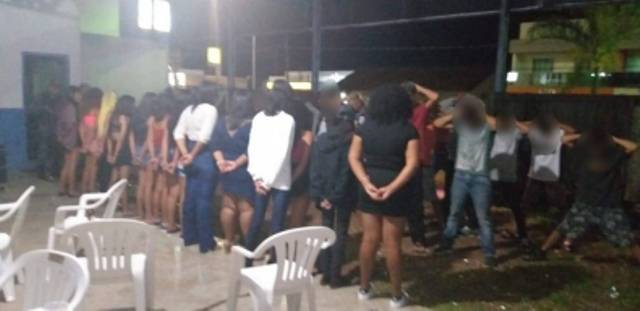 Em cidade vizinha, dono de bar é preso durante evento em que menores consumiam drogas e bebidas