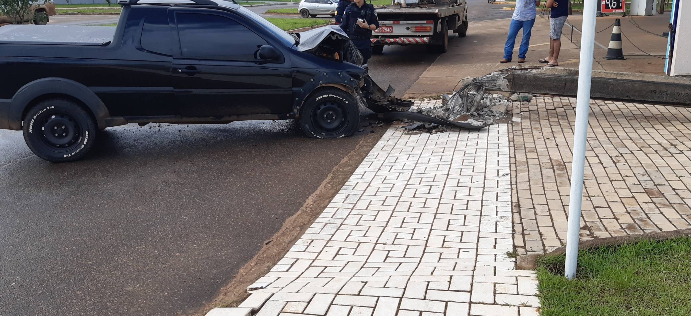 Mexendo no celular, jovem de 18 anos perde controle da direção derruba poste e deixa bairro sem energia