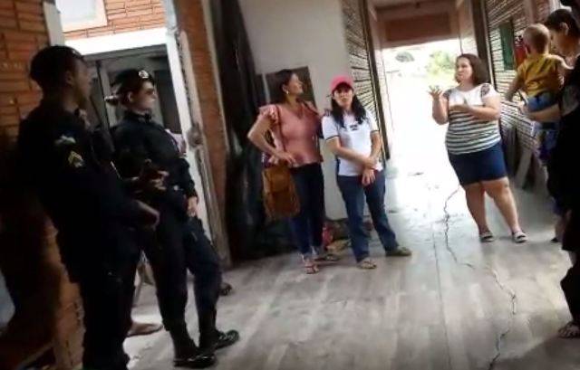 VÍDEO: moradores de bairro que está há 15 dias sem água “invadem” gabinete de prefeita e polícia é acionada