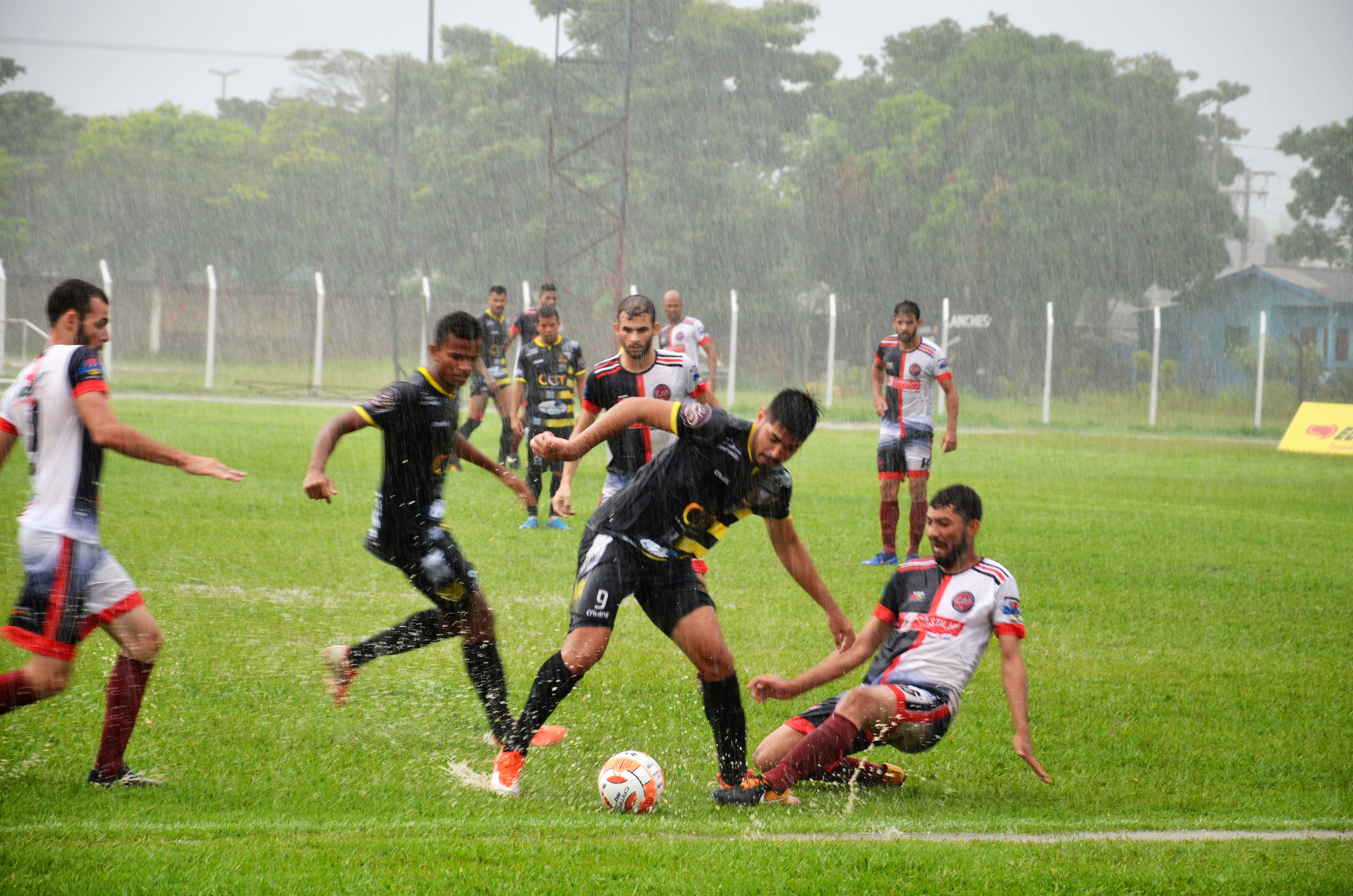 Com dois gols de Ariel Vilhenense vence de virada o Atlético Pimentense e segue líder
