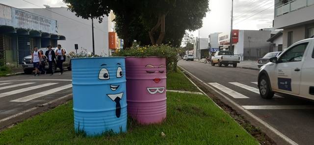 Com idéia simples e criativa, comerciante está ajudando a embelezar a principal avenida de Vilhena