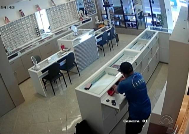 Homem de 38 anos acaba preso, após câmeras de joalheria flagrarem furto de relógio avaliado em R$ 730,00
