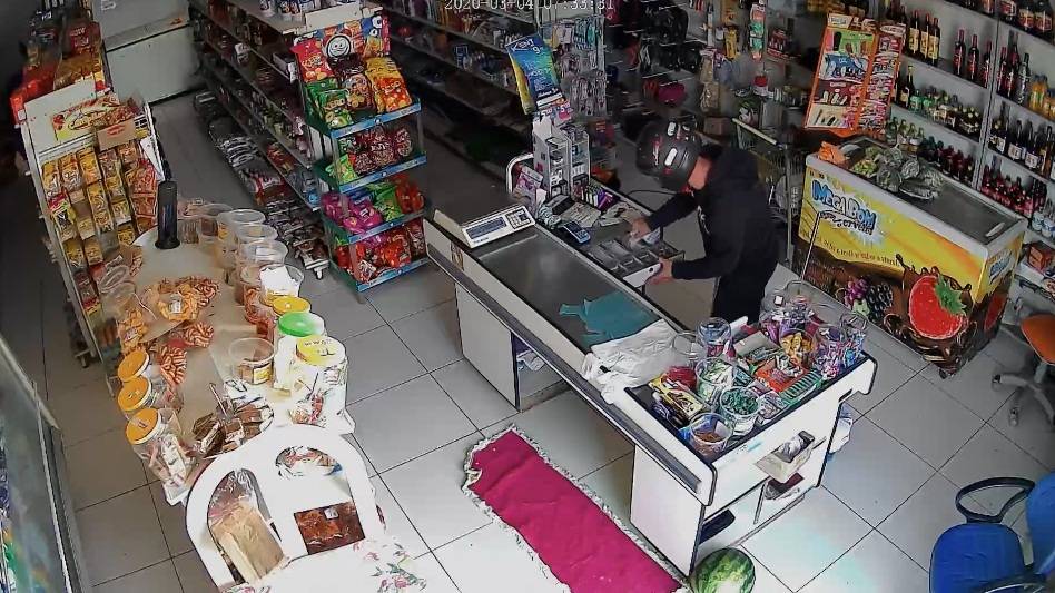 VEJA VÍDEO: mercado é furtado em Vilhena e câmeras registram ação do suspeito, que depois do crime se passou por cliente