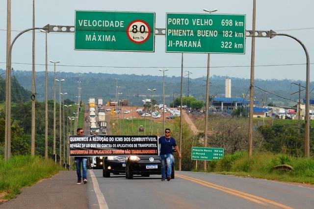 Motoristas de aplicativos protestam na BR 364, pedindo redução de ICMS dos combustíveis e mudanças em lei municipal