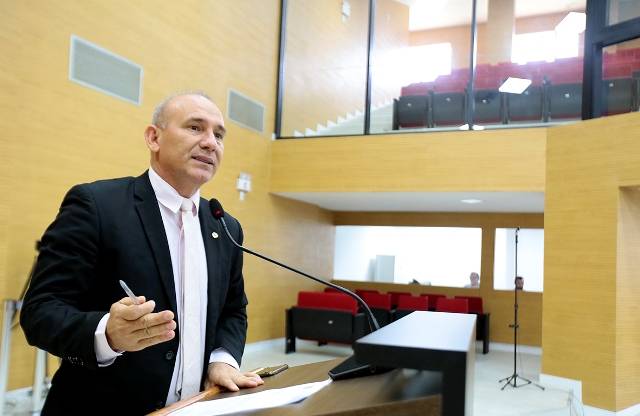 Ao cobrar reajuste para a Polícia Militar, deputado relembra riscos da profissão: “mataram um colega na minha frente”