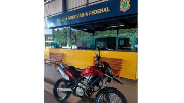 PRF prende foragidos durante abordagens em RO; motocicleta furtada em Mato Grosso é recuperada em Vilhena