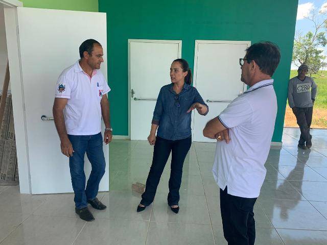 Deputada Rosangela Donadon visita obra construída com emenda no valor de R$ 200 mil na área rural de Cerejeiras