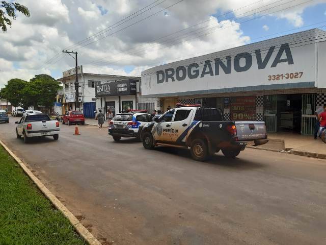 Ladrão assalta farmácia, é cercado por populares, cai da moto, atira em comerciante, atinge carro e consegue fugir