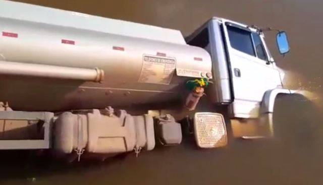 VEJA VÍDEO: caminhão-tanque despenca dentro de rio em rodovia do Cone Sul; poeira pode ter provocado o acidente