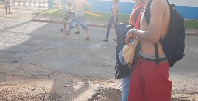 Após rapaz tentar agredir garota grávida, pancadaria entre jovens bêbados rola solta em casa noturna