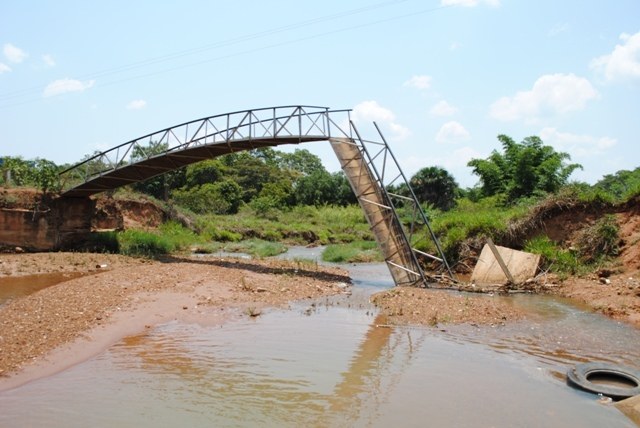 Enxurradas derrubam passarela sobre o rio Pires de Sá