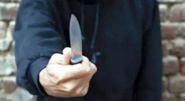 “Fica de boa e passa o rádio”, diz assaltante com faca, antes de tomar o celular de mulher, em Vilhena