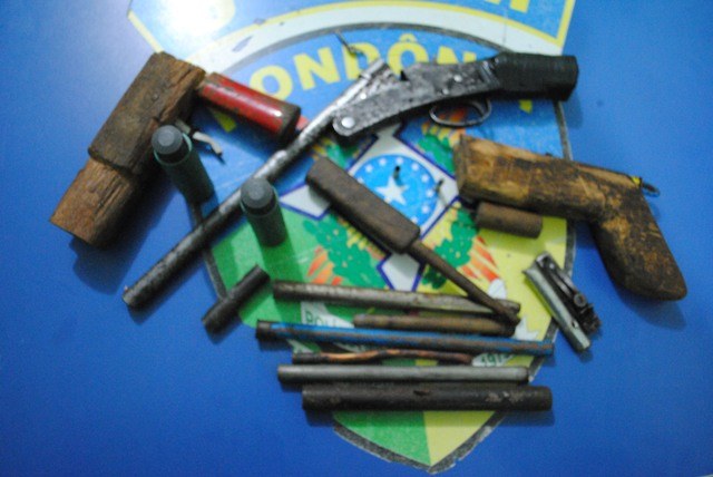 Homem tenta matar colega com arma de fabricaçao caseira