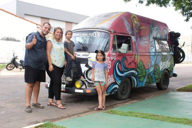Fugindo da crise na Venezuela, casal com filhas gêmeas passa por Vilhena; família percorre América do Sul em Kombi