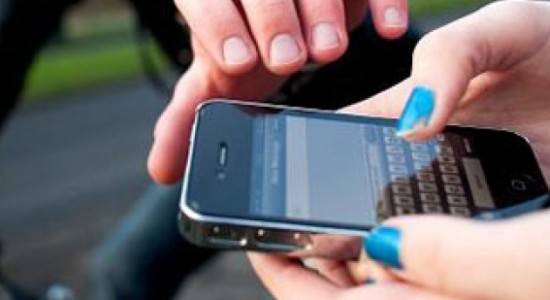 “Perdeu, passa o celular”, diz assaltante armado, ao ameaçar mulher de 25 anos, no centro da cidade