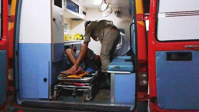 Esfaqueado e baleado, homem de 30 anos sobrevive; adolescente revela participação em morte por espancamento