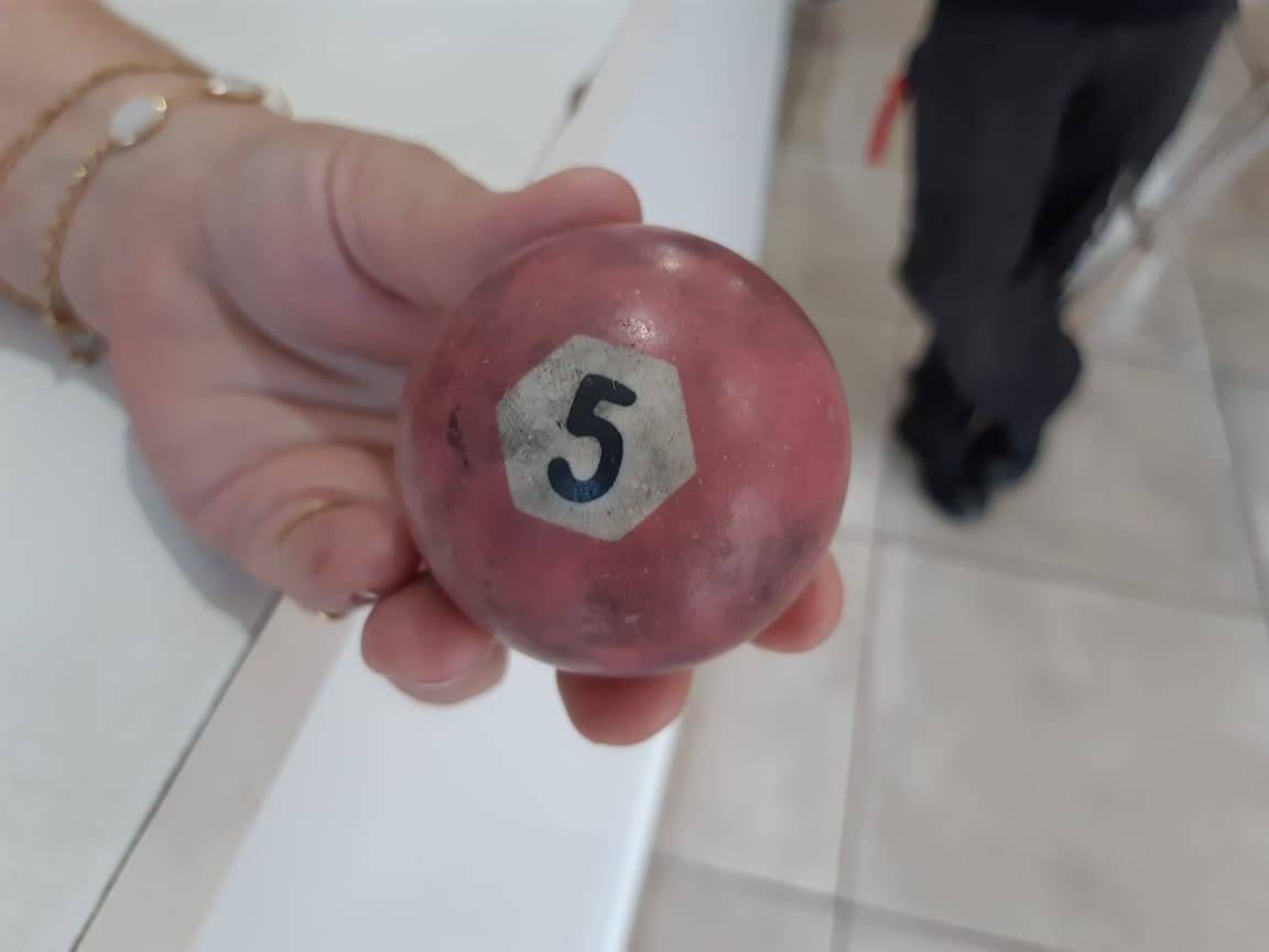 Ladrão usa bola de bilhar para fazer “limpa” em loja no centro da cidade; imagens de câmeras são analisadas