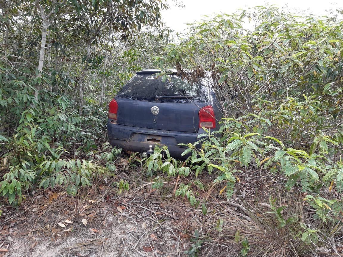 Polícia encontra, em matagal, carro usado em fuga dramática: criança de 09 meses foi atirada pela janela