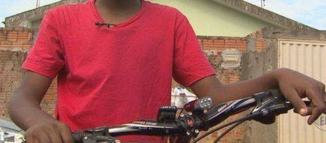 “Eu vou atirar em você”, ameaça ladrão, antes de tomar a bicicleta de menino de apenas 10 anos