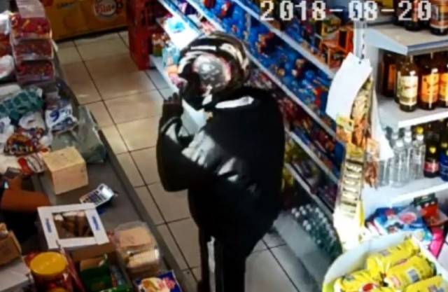 Comerciante leva coronhada na cabeça durante assalto; ladrões fogem levando dinheiro, bebidas e cigarros