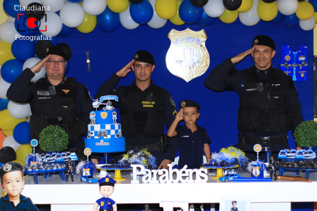 Admirador da Polícia Militar, garotinho visIta quartel, ganha festa temática de aniversário e recebe PMs em comemoração
