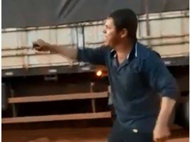 ASSISTA: com vídeo gravado em fazenda de senador, caminhoneiro esculacha políticos de Estado vizinho e pede ajuda a Bolsonaro