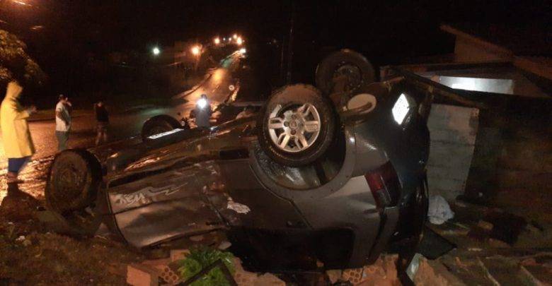 Após perder o controle da direção e capotar o carro, jovem é levado inconsciente para hospital de cidade vizinha