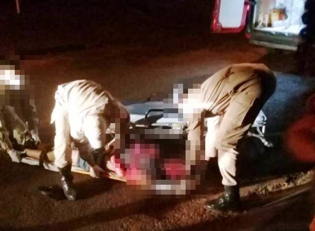 Idoso enfurecido “retalha” colega de bebedeira a golpes de facão; vítima foi levada para hospital em estado crítico