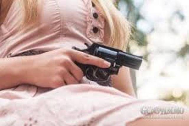 Loira armada rende mulher de 47 anos e rouba bolsa e celular; crime aconteceu em plena luz do dia