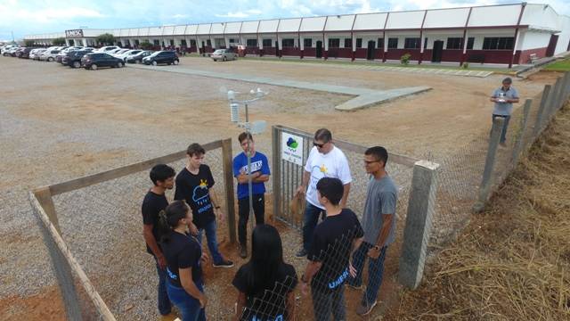 VÍDEO: Unesc e IFRO instalam, em Vilhena, estação meteorológica desenvolvida por acadêmicos das duas entidades