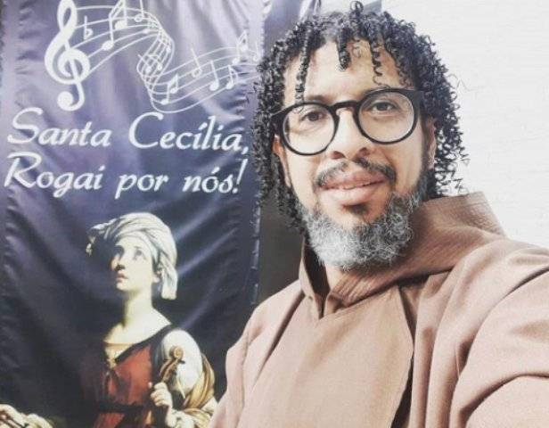Padre rondoniense reza missa sem público, mas com milhares de fotos de fieis nos bancos da igreja em cidade de Mato Grosso