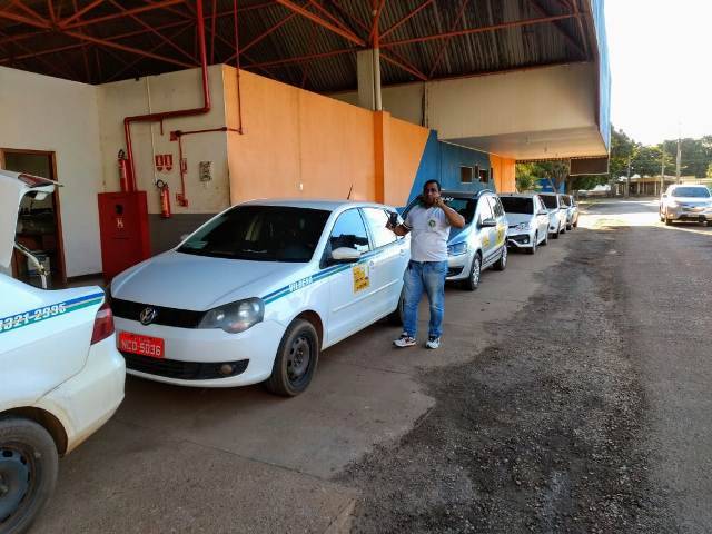 Comitê revoga decisão que autorizou taxistas e motoristas de aplicativos a voltar ao trabalho e plataformas são desligadas