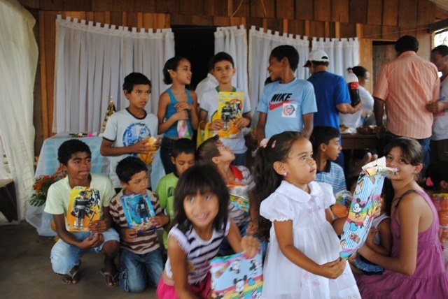 Crianças de comunidade rural ganham brinquedos de doadores anônimos