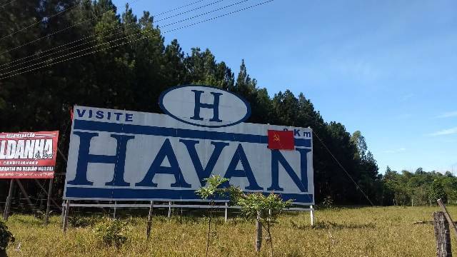 ASSISTA VÍDEO: outdoor da Havan amanhece com bandeiras comunistas em Vilhena; símbolos foram retirados