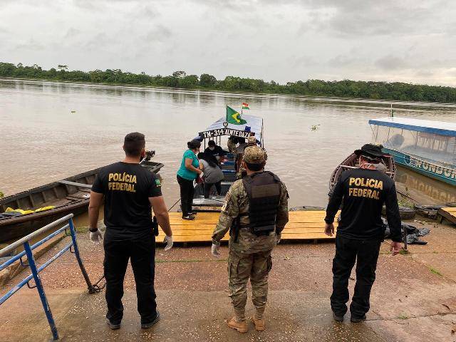 Bolivianos são presos e deportados pela Polícia Federal tentando entrar em Rondônia com medicamentos e folhas de coca