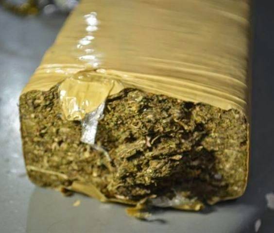 Flagrado com maconha, adolescente de 16 anos “dedura” traficante, que acaba preso junto com a esposa e a irmã
