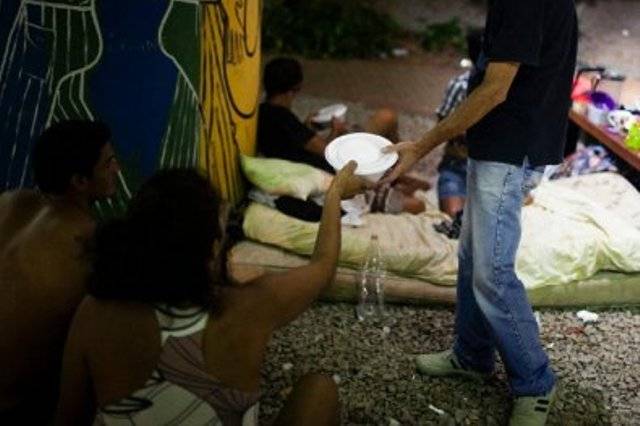 Moradora de Vilhena que foi levar mãe idosa para tratamento de saúde sobrevive pedindo ajuda e comida nas ruas de Cuiabá