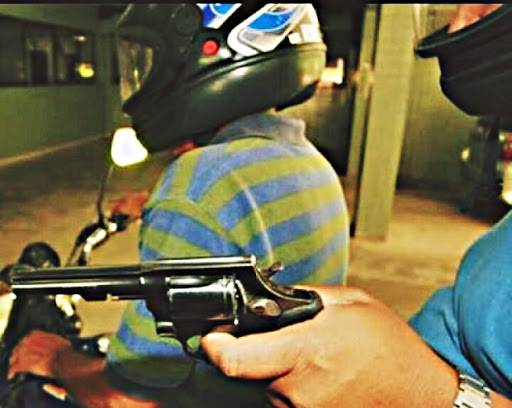 Assaltantes roubam rapaz de 21 anos e acabam presos; um tenta fuga mesmo algemado, cai no meio da rua e "se esfola todo"